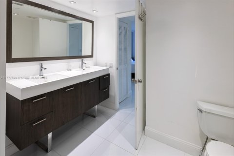 Condominio en alquiler en Miami, Florida, 2 dormitorios, 141.21 m2 № 1699638 - foto 15