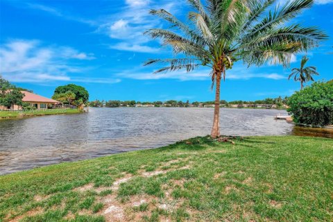 House in Plantation, Florida 3 bedrooms, 193.42 sq.m. № 1790598 - photo 2