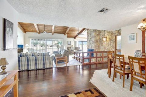 House in Plantation, Florida 3 bedrooms, 193.42 sq.m. № 1790598 - photo 5