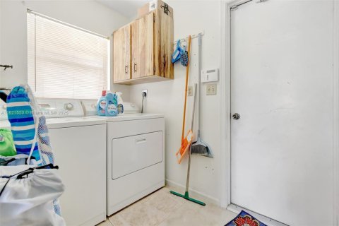 House in Plantation, Florida 3 bedrooms, 193.42 sq.m. № 1790598 - photo 21