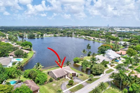 House in Plantation, Florida 3 bedrooms, 193.42 sq.m. № 1790598 - photo 3