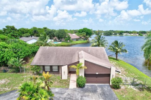 House in Plantation, Florida 3 bedrooms, 193.42 sq.m. № 1790598 - photo 1