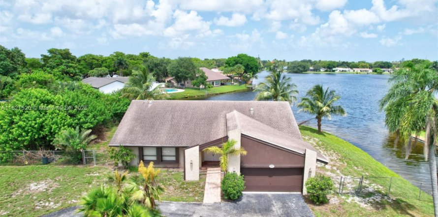 House in Plantation, Florida 3 bedrooms, 193.42 sq.m. № 1790598