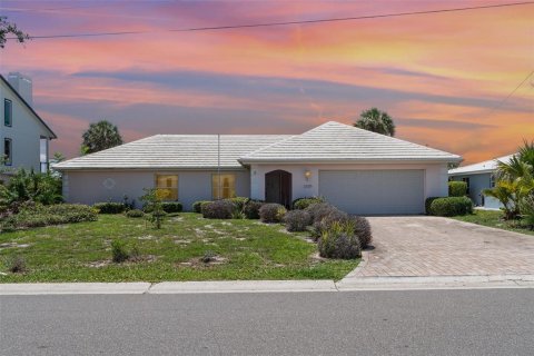 House in Bradenton, Florida 2 bedrooms, 195.09 sq.m. № 1887039 - photo 1