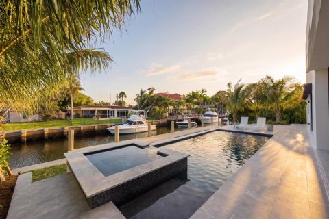 House in Lighthouse Point, Florida 5 bedrooms, 430.23 sq.m. № 2088139 - photo 24