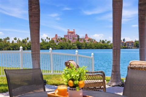 Villa ou maison à Saint Petersburg, Floride 3 chambres, 155.24 m2 № 2224336