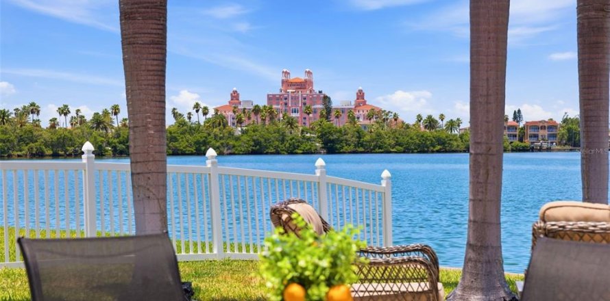Villa ou maison à Saint Petersburg, Floride 3 chambres, 155.24 m2 № 2224336