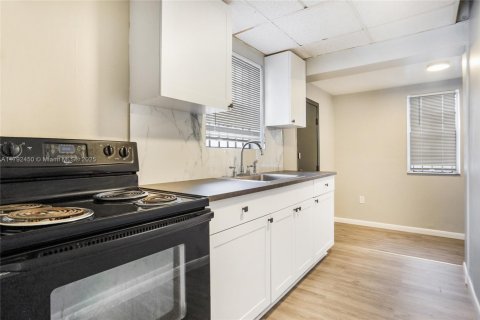 Propiedad comercial en venta en Miami, Florida № 1699889 - foto 11