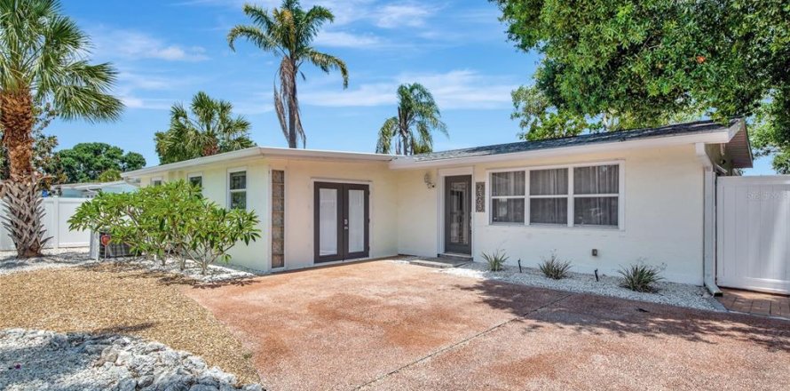 House in Sarasota, Florida 3 bedrooms, 130.25 sq.m. № 1767261