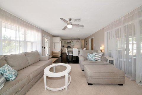House in Sarasota, Florida 3 bedrooms, 130.25 sq.m. № 1767261 - photo 7
