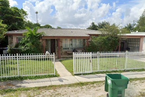 House in Miami, Florida 3 bedrooms, 226.59 sq.m. № 1928580 - photo 1
