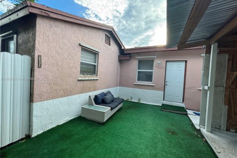House in Miami, Florida 3 bedrooms, 226.59 sq.m. № 1928580 - photo 8