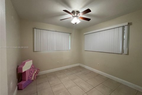 House in Miami, Florida 3 bedrooms, 226.59 sq.m. № 1928580 - photo 5