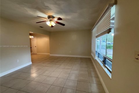 House in Miami, Florida 3 bedrooms, 226.59 sq.m. № 1928580 - photo 2