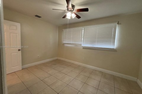 House in Miami, Florida 3 bedrooms, 226.59 sq.m. № 1928580 - photo 4