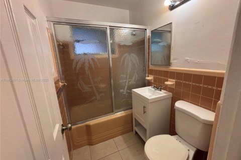 House in Miami, Florida 3 bedrooms, 226.59 sq.m. № 1928580 - photo 7