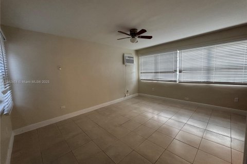 House in Miami, Florida 3 bedrooms, 226.59 sq.m. № 1928580 - photo 6