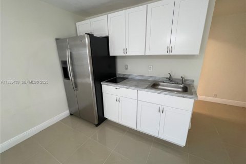 Propiedad comercial en alquiler en Miami, Florida, 1 dormitorio, 192.87 m2 № 1983572 - foto 3