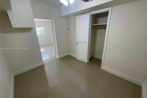 Propiedad comercial en alquiler en Miami, Florida, 1 dormitorio, 192.87 m2 № 1983572 - foto 5