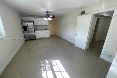Propiedad comercial en alquiler en Miami, Florida, 1 dormitorio, 192.87 m2 № 1983572 - foto 1