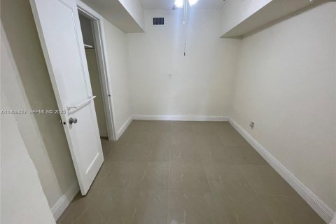 Propiedad comercial en alquiler en Miami, Florida, 1 dormitorio, 192.87 m2 № 1983572 - foto 4