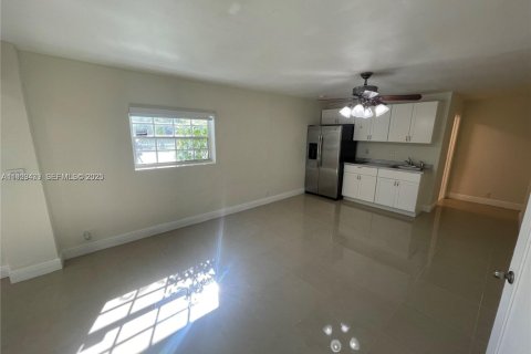 Propiedad comercial en alquiler en Miami, Florida, 1 dormitorio, 192.87 m2 № 1983572 - foto 2