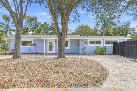 House in Saint Petersburg, Florida 3 bedrooms, 134.71 sq.m. № 2341856