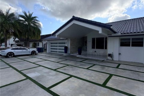 House in Miami, Florida 3 bedrooms, 199.28 sq.m. № 1992503 - photo 3