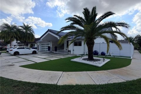 House in Miami, Florida 3 bedrooms, 199.28 sq.m. № 1992503 - photo 1
