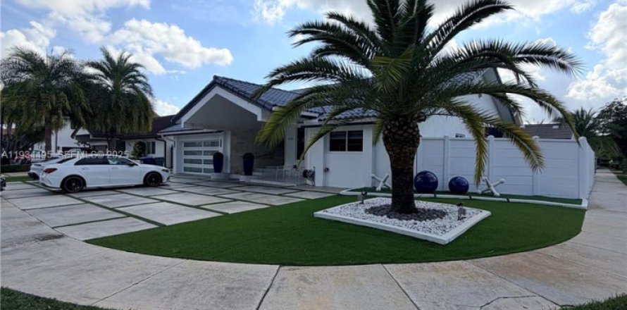 House in Miami, Florida 3 bedrooms, 199.28 sq.m. № 1992503