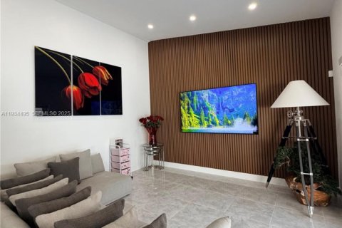 House in Miami, Florida 3 bedrooms, 199.28 sq.m. № 1992503 - photo 12