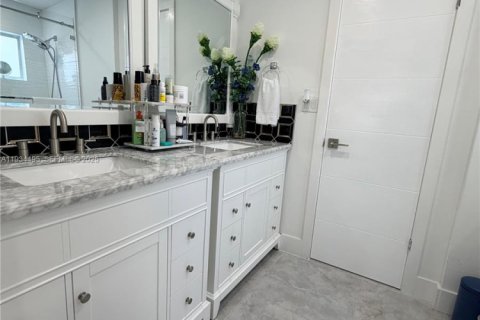 House in Miami, Florida 3 bedrooms, 199.28 sq.m. № 1992503 - photo 23