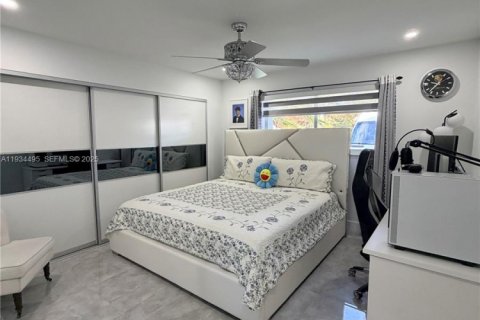 House in Miami, Florida 3 bedrooms, 199.28 sq.m. № 1992503 - photo 25