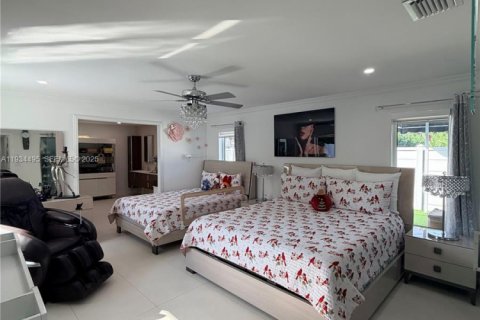 House in Miami, Florida 3 bedrooms, 199.28 sq.m. № 1992503 - photo 20