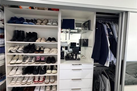 House in Miami, Florida 3 bedrooms, 199.28 sq.m. № 1992503 - photo 24