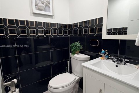 House in Miami, Florida 3 bedrooms, 199.28 sq.m. № 1992503 - photo 26