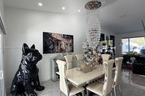House in Miami, Florida 3 bedrooms, 199.28 sq.m. № 1992503 - photo 9
