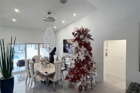 House in Miami, Florida 3 bedrooms, 199.28 sq.m. № 1992503 - photo 15