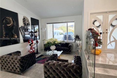 House in Miami, Florida 3 bedrooms, 199.28 sq.m. № 1992503 - photo 14