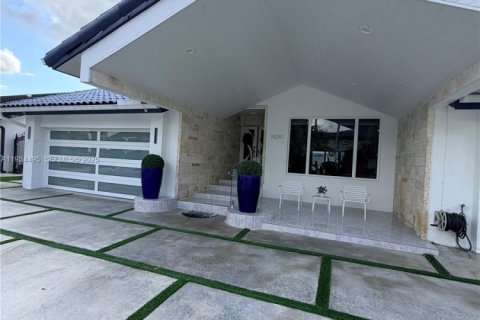 House in Miami, Florida 3 bedrooms, 199.28 sq.m. № 1992503 - photo 2