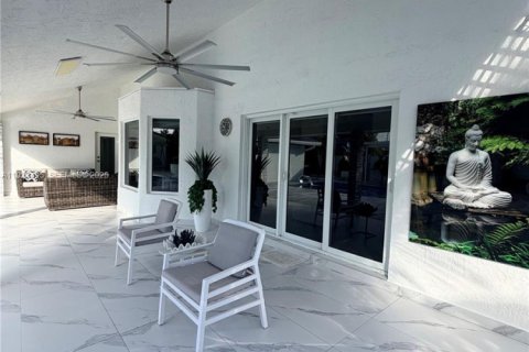 House in Miami, Florida 3 bedrooms, 199.28 sq.m. № 1992503 - photo 27