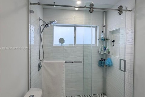 House in Miami, Florida 3 bedrooms, 199.28 sq.m. № 1992503 - photo 22