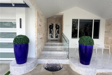 House in Miami, Florida 3 bedrooms, 199.28 sq.m. № 1992503 - photo 7