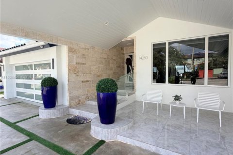 House in Miami, Florida 3 bedrooms, 199.28 sq.m. № 1992503 - photo 5