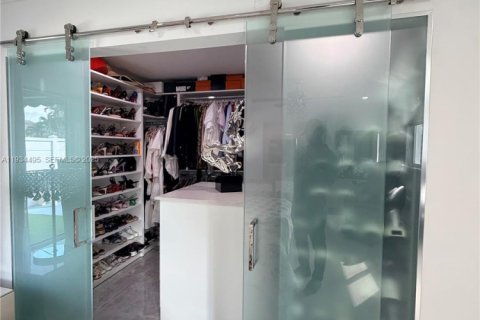 House in Miami, Florida 3 bedrooms, 199.28 sq.m. № 1992503 - photo 18