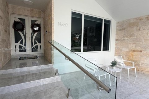 House in Miami, Florida 3 bedrooms, 199.28 sq.m. № 1992503 - photo 6