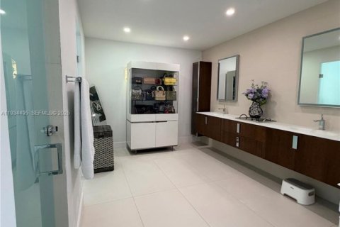 House in Miami, Florida 3 bedrooms, 199.28 sq.m. № 1992503 - photo 16