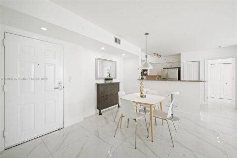 Купить кондоминиум в Майами, Флорида 2 спальни, 105.91м2, № 2014078 - фото 4