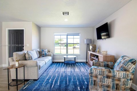 Villa ou maison à vendre à Cape Coral, Floride: 3 chambres, 126.07 m2 № 2295459 - photo 6