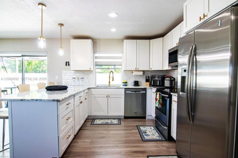 Villa ou maison à vendre à Cape Coral, Floride: 3 chambres, 126.07 m2 № 2295459 - photo 10